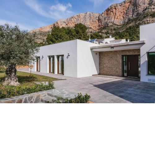 Charming 4-Bed House in Javea - Montgo Park