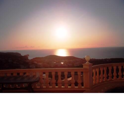 Charming 4-Bed Villa in Cumbre del Sol