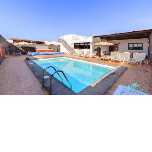 Charming 4-Bed Villa in Playa Blanca