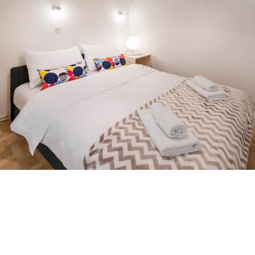 Charming Apartment in Historical Old Town Street!