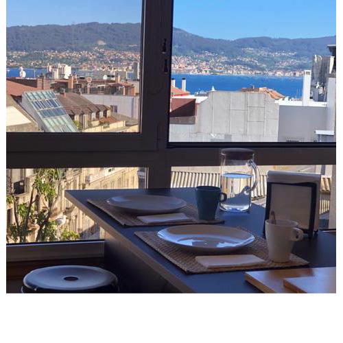 Charming apartment with Vigo Bay and Christmas lights views + Optional Garage