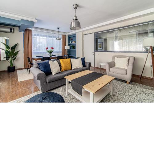 Charming Flat with Backyard Close to Zorlu Center
