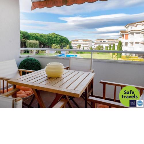 Charming golf, pool and private parking