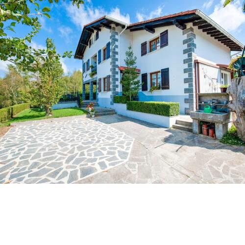 Charming Holiday Home in Arantza near Forest