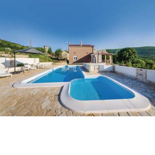 Charming Holiday Home in Krusevo with Pool