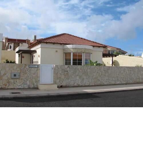 Charming Holiday Home in La Pared near Seabeach
