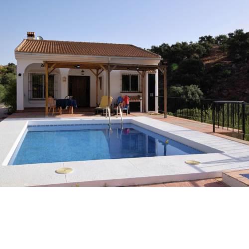 Charming Holiday Home with Private Swimming Pool in Almogia