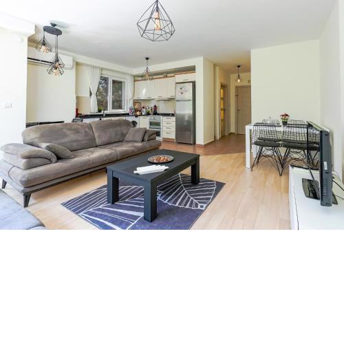 Charming Oasis with Balcony 3 min to Beach