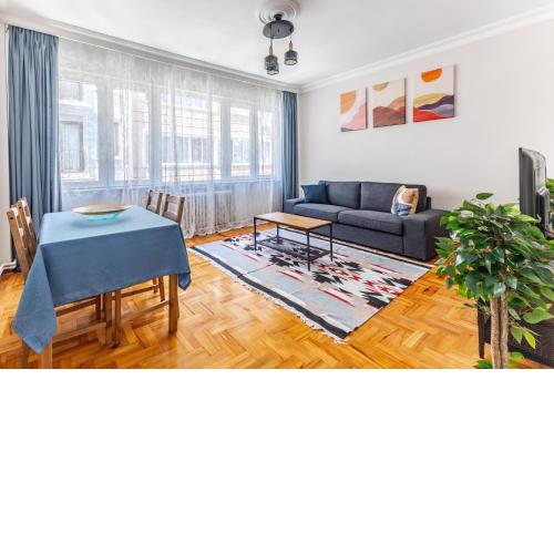 Charming Retreat with Balcony 7 min to Bomontiada