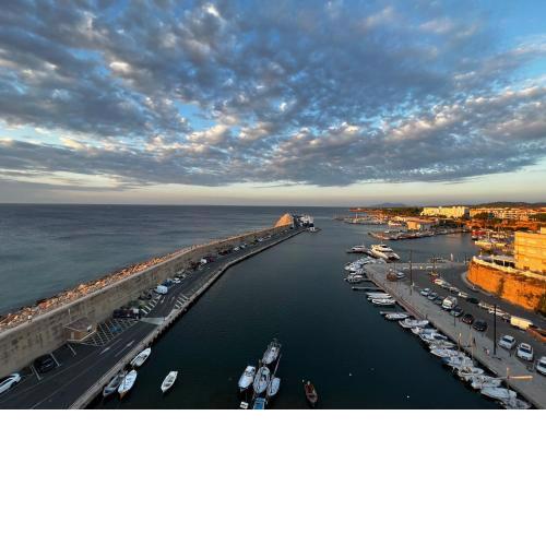 Charming Sea Front Apartment - incredible views!
