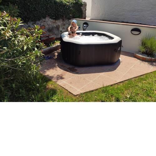 Charming studio with hot tube, terrace, barbecue and garden