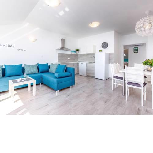 Charming Villa in Dramalj with Jacuzzi