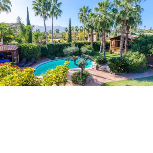 Charming villa with a dreamlike garden close to the beach