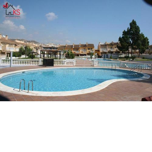 Cheerful 2 bedroom home with communal pool