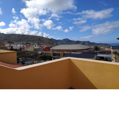 Cheerful 3 bedroom town house with garage