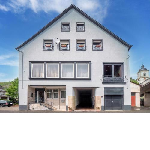 Cheerful holiday home in Kinheim with mountain views