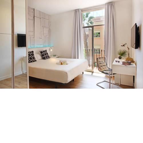 Chic & Basic Tallers Hostal