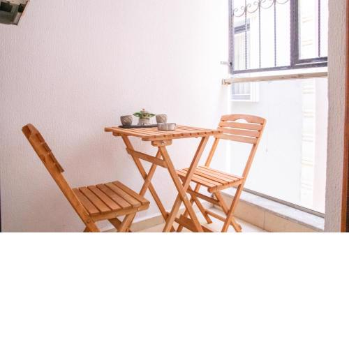 Chic Flat w Balcony Central Location