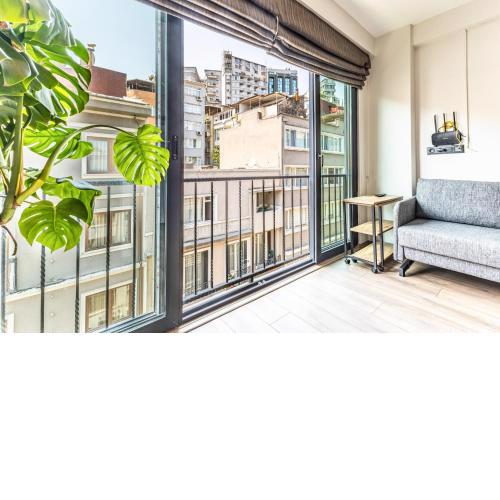 Chic Flat w French Balcony 10 min to Galata Tower and 5 min to Istiklal Ave