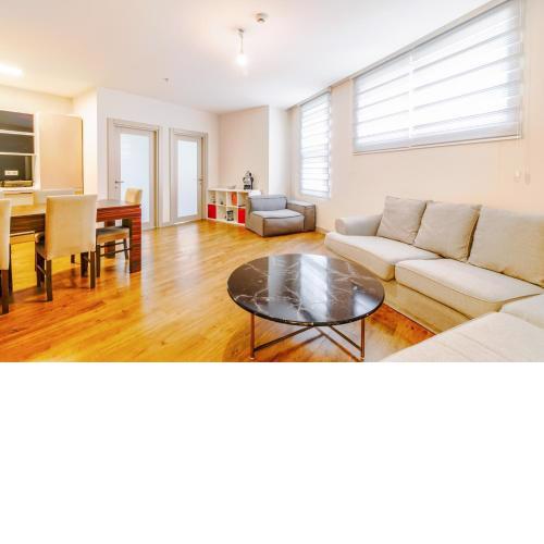 Chic Flat w Gym and Terrace 5 min to Kanyon Mall