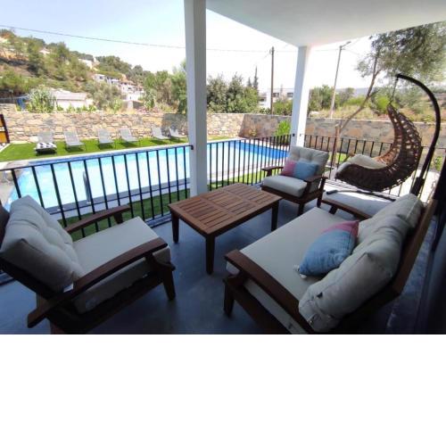 Chic Flat w Pool Patio Garden in Bodrum