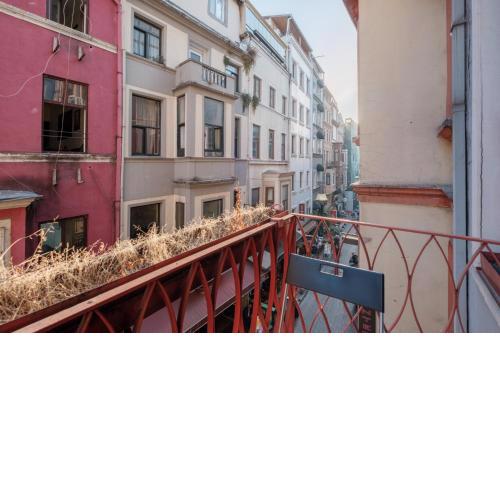 Chic Flat with Balcony 5 min to Taksim Sq