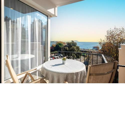 Chic Flat with Balcony near Moda Shore