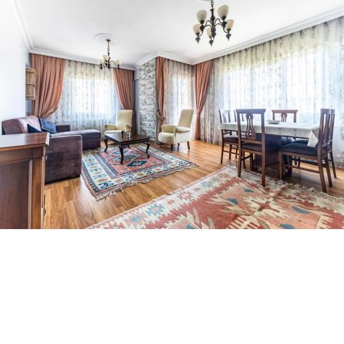 Chic Residence w Balcony 10 min to Hilltown Mall