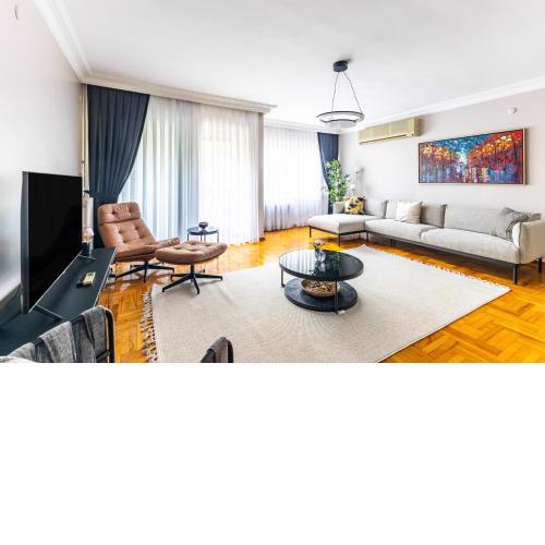 Chic Spacious Flat w Balcony 5 min to Moda Coast
