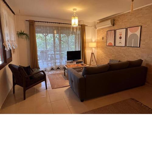 Chic Villa with Terrace and Rooftop in Izmir
