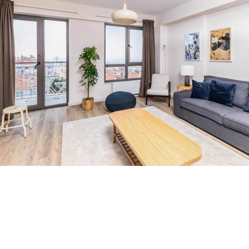 City View Flat w Balcony Near Metro 9 min to Coast