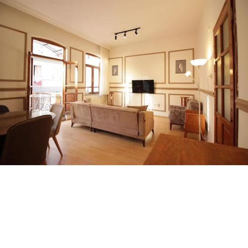 Classy & Delightful Spacious House w Balconies