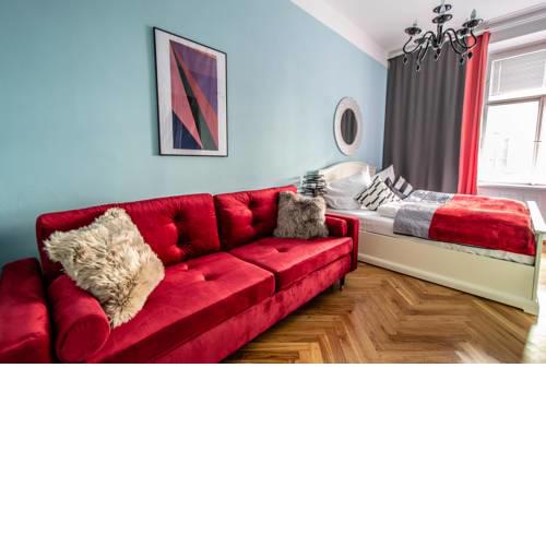 Colorful 3BDR Apartment in Old Town