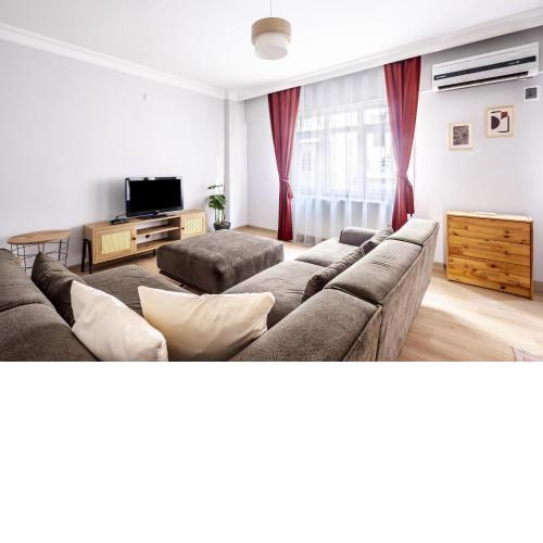 Colorful and Central Flat with Balcony in Besiktas