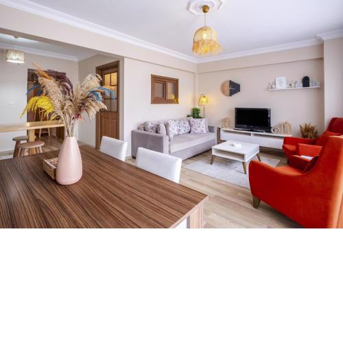Colorful Modern Flat with City View 5-Min Walk to Istiklal Avenue in Beyoglu