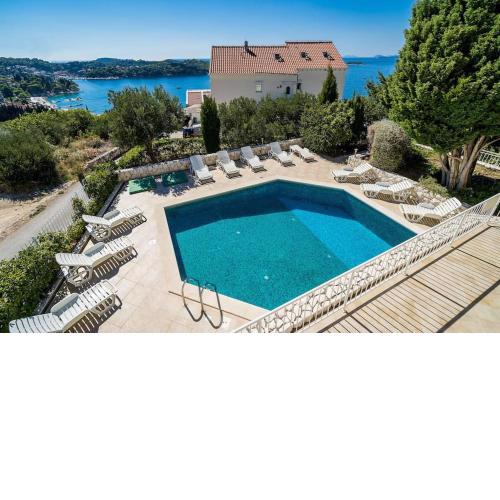 Comfort 1-Bedroom Apartment with Pool & Sea view