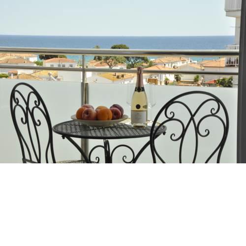 Comfortable beach apartment with charming sea view
