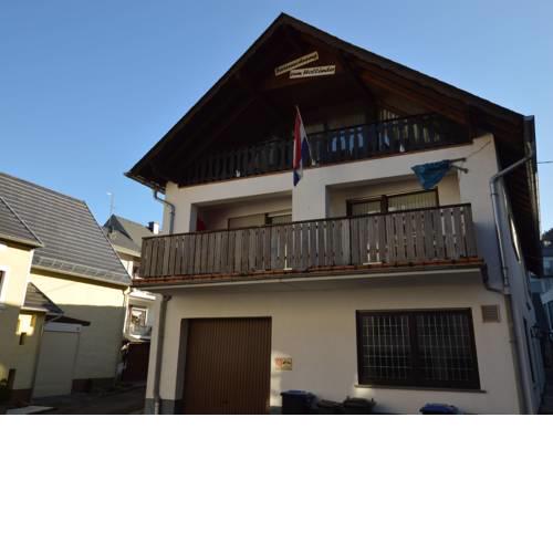 Comfortable upper-storey apartment with large balcony in wooded area near the Moselle River