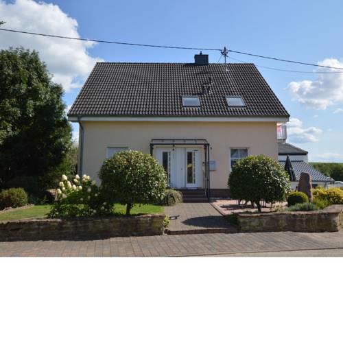 Comfortable upstairs home with a sunny terrace in a quiet, wooded area