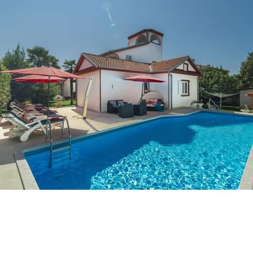 Comfortable Villa in Porec with Private Swimming Pool