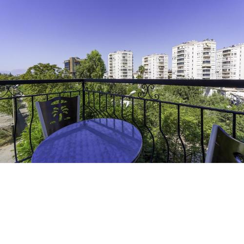 Comfy Flat with Balcony 10 min to Hadrian Gates