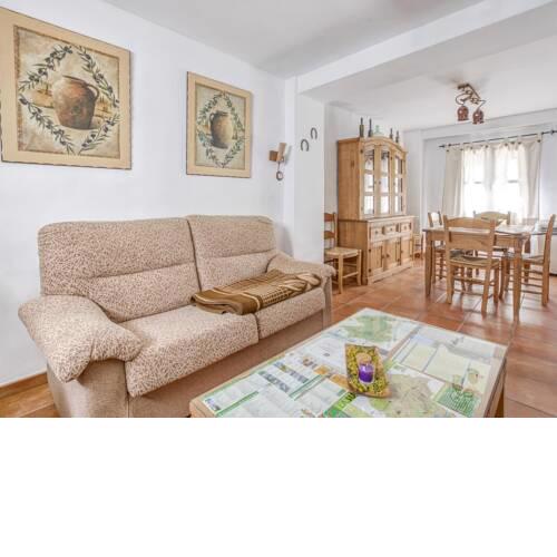 Comfy Holiday Home in Carcabuey with Swimming Pool