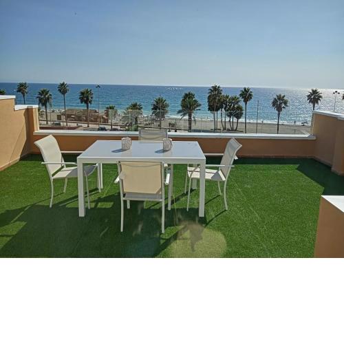 Coqueto estudio-ático EN PRIMERA LÍNEA DE PLAYA CON PRECIOSAS VISTAS AL MAR