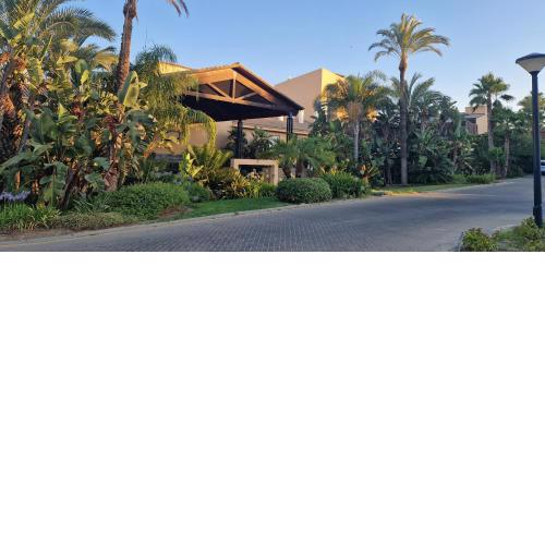 Coqueto estudio con jardines y piscinas