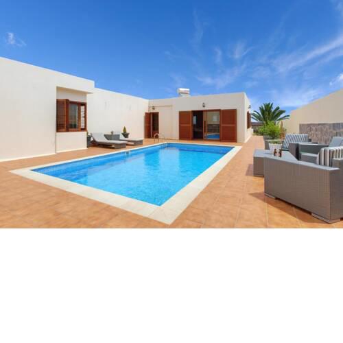 Costa Teguise Villa Sleeps 9 with Pool Air Con and WiFi