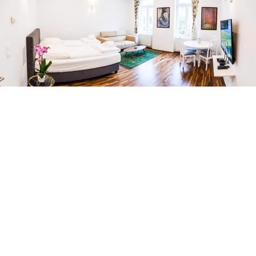Cosy 2 Bedroom Apartment, free Garage