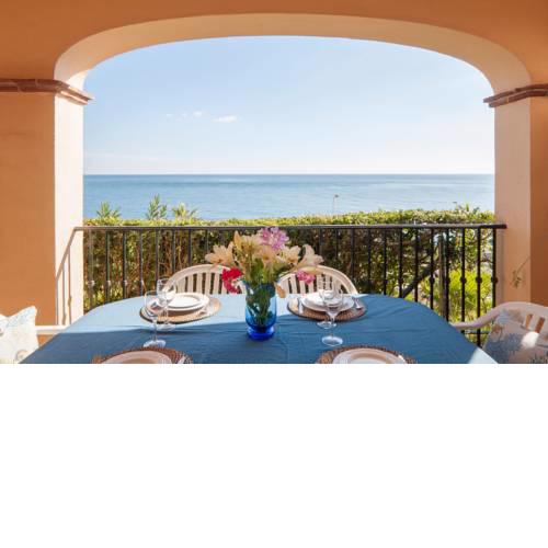 Cosy Beachfront 2-BR 2-BA Apartment w/ Large Sea View Terrace w/ Pools