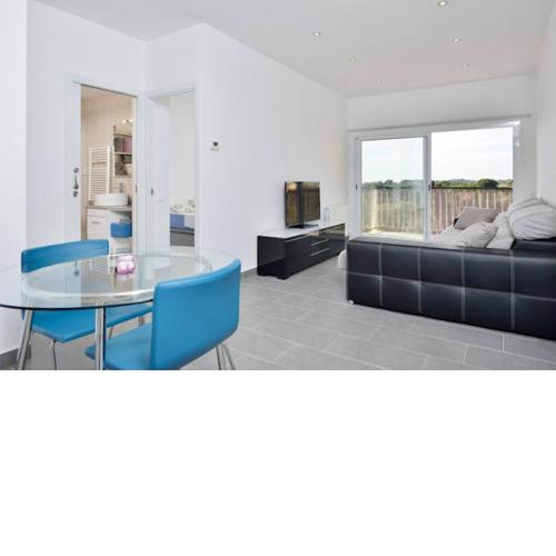 COSY WELL SITUED APARTMENT WITH SEA VIEW