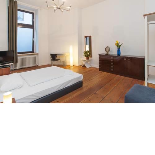 Courtyard Apartment (LIALI)