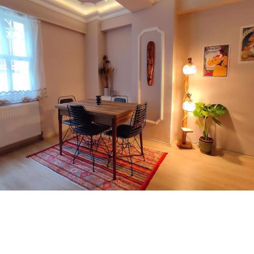 Cozy 1+1 and garden, in center of İstanbul